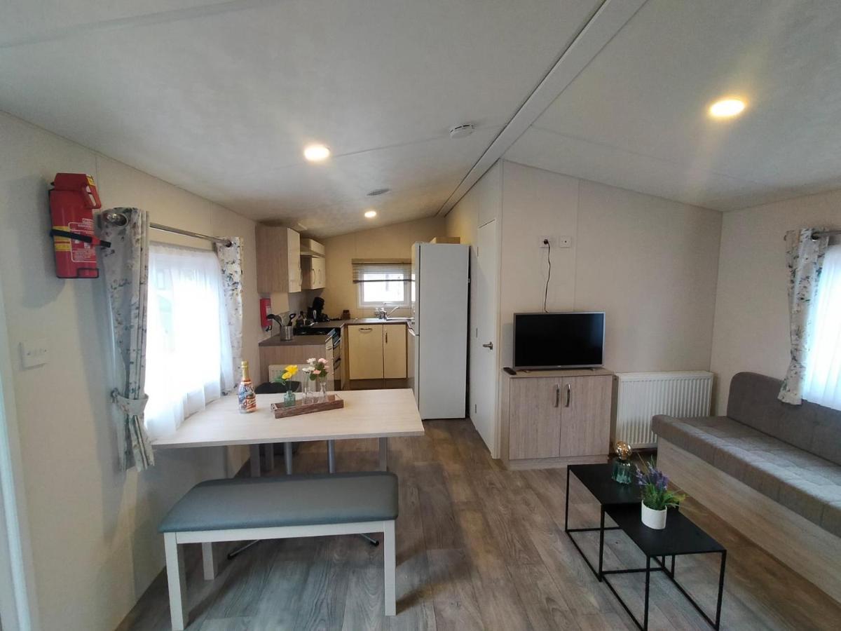 Bj Chalets - De Rug 1 - Vakantiepark Lauwersoog - Luxe Chalet Met Vaatwasser! Vroege Incheck! Bagian luar foto