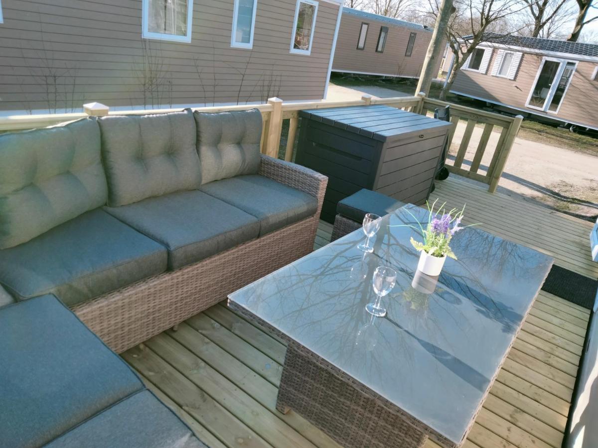 Bj Chalets - De Rug 1 - Vakantiepark Lauwersoog - Luxe Chalet Met Vaatwasser! Vroege Incheck! Bagian luar foto