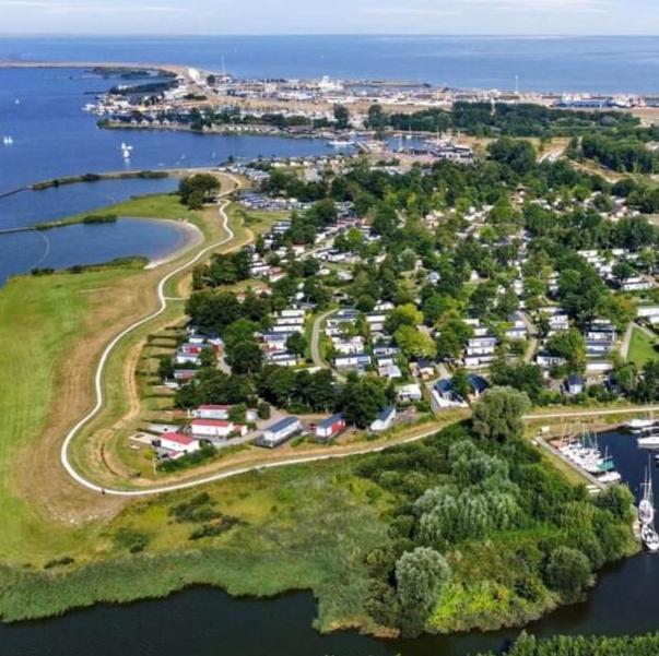 Bj Chalets - De Rug 1 - Vakantiepark Lauwersoog - Luxe Chalet Met Vaatwasser! Vroege Incheck! Bagian luar foto